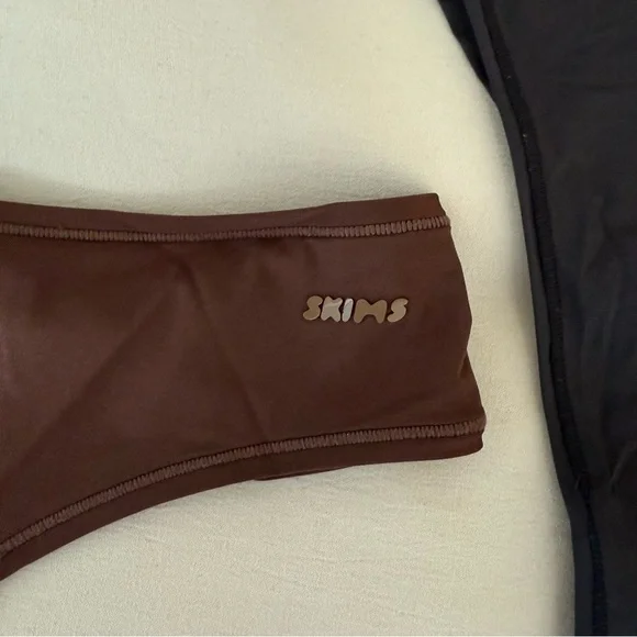 Skims 2-pack Shine Foundations Thong Black Brown Medium - Picture 2 of 7
